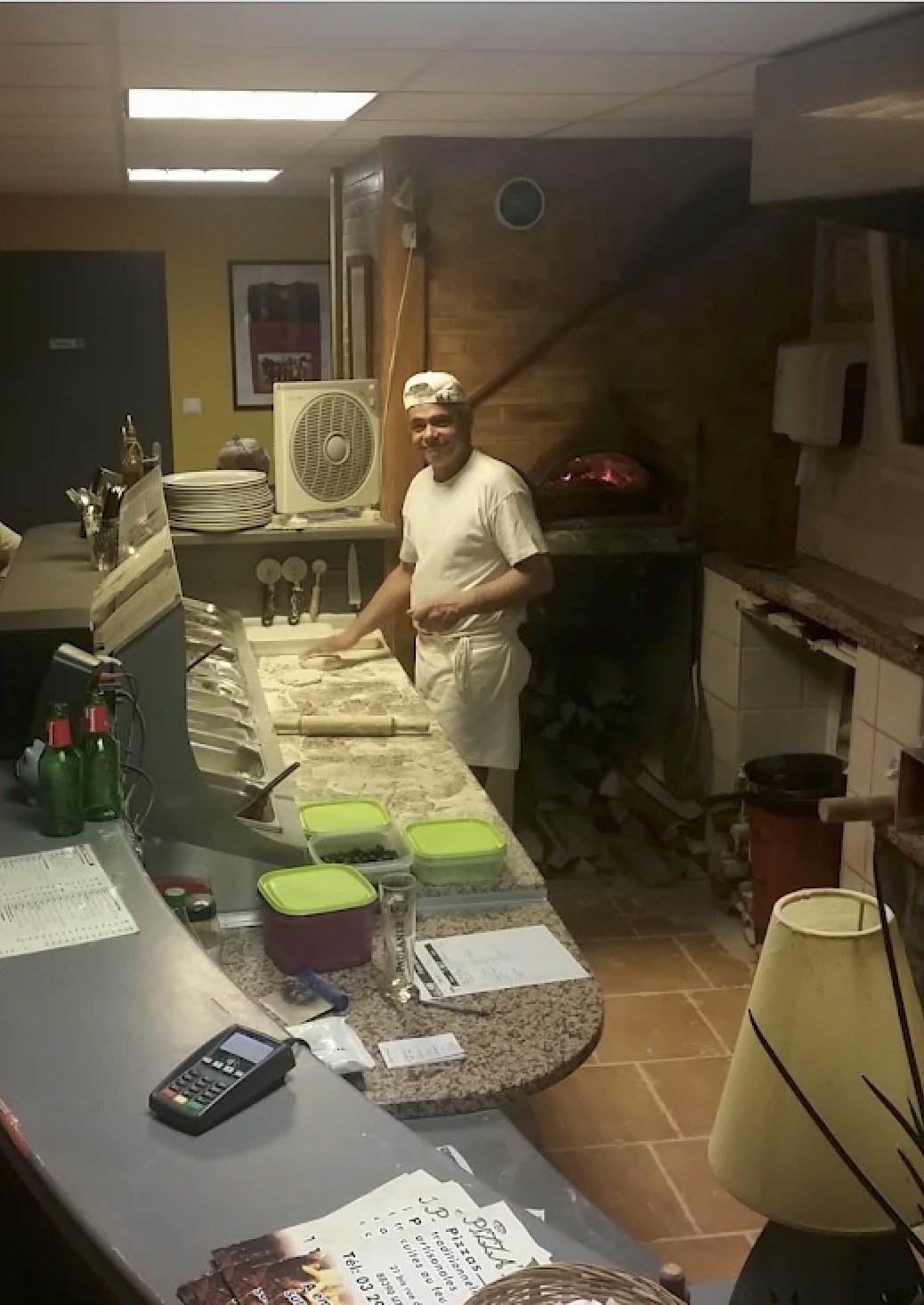 Pizzaïolo Pizza'y'olo devant le four à bois