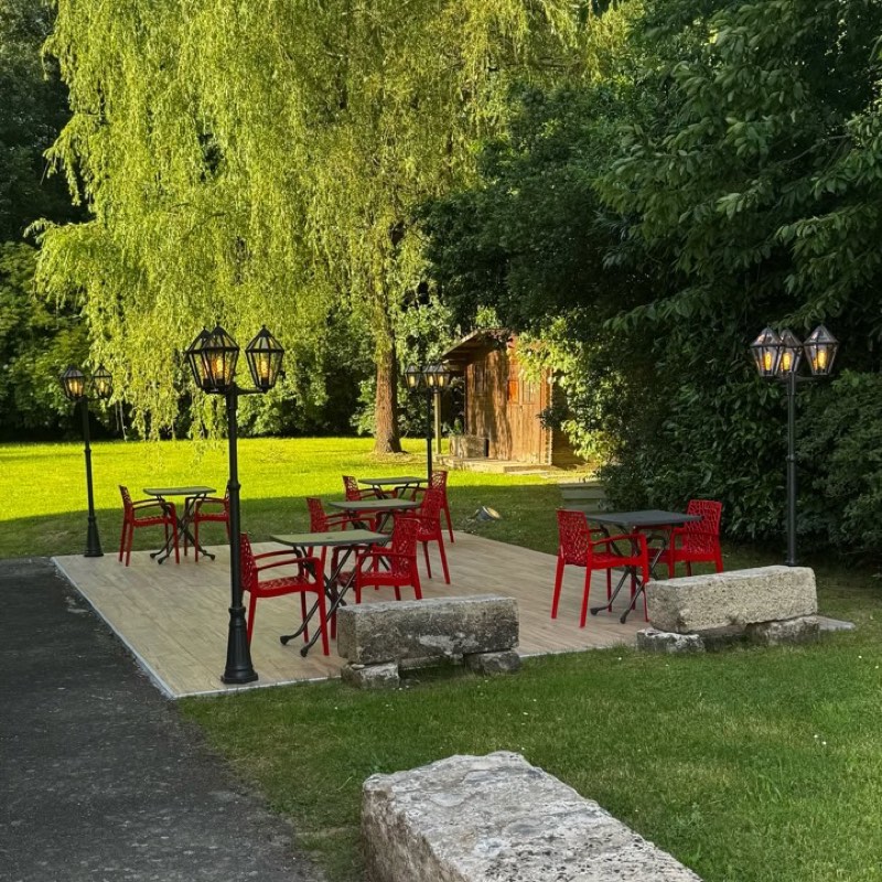 Terrasse ombragée de Pizza'y'olo à Uxegney, tables rouges sous les arbres